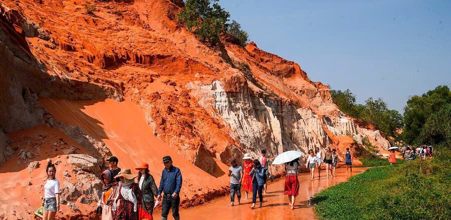 Fairy Stream Mui Ne - Walking through the natural canyon