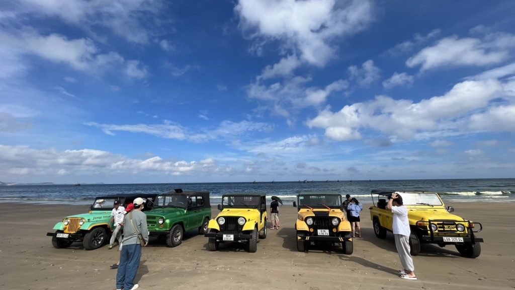 Mui Ne Jeep Tour vs Motorbike