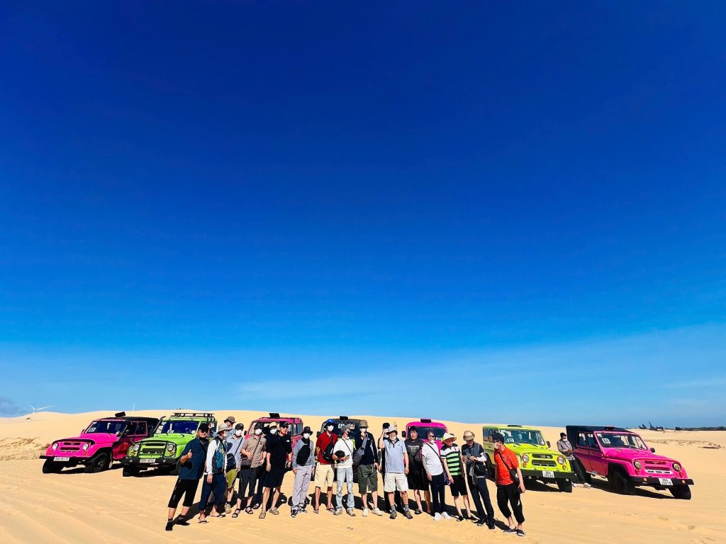 Best Mui Ne Jeep Tour with guests at the sand dunes