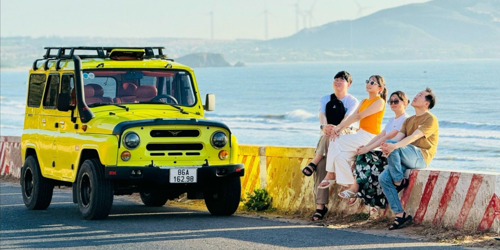 nhóm khách thư giãn với xe jeep
