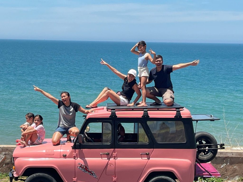 Mui Ne Jeep Tour for Backpackers with a group on a pink Jeep
