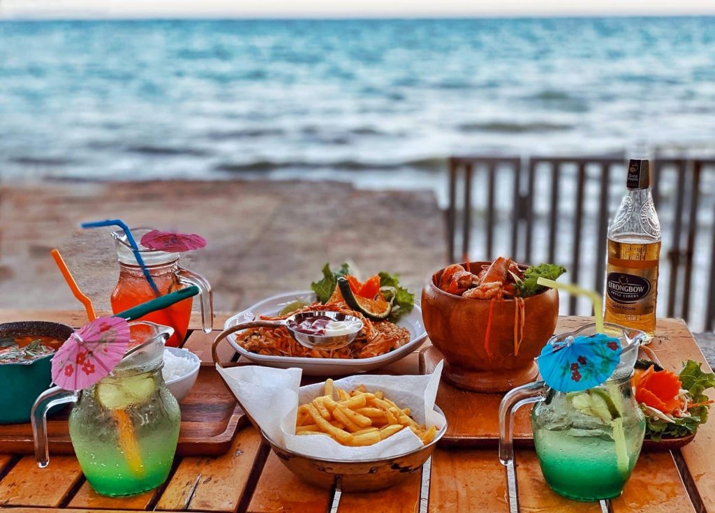 Romantic dinner in Mui Ne idea: seafood and drinks beside the sea