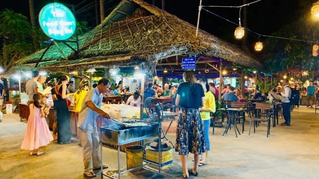 Guests eating at Dong Vui Food Court in Ham Tien at night